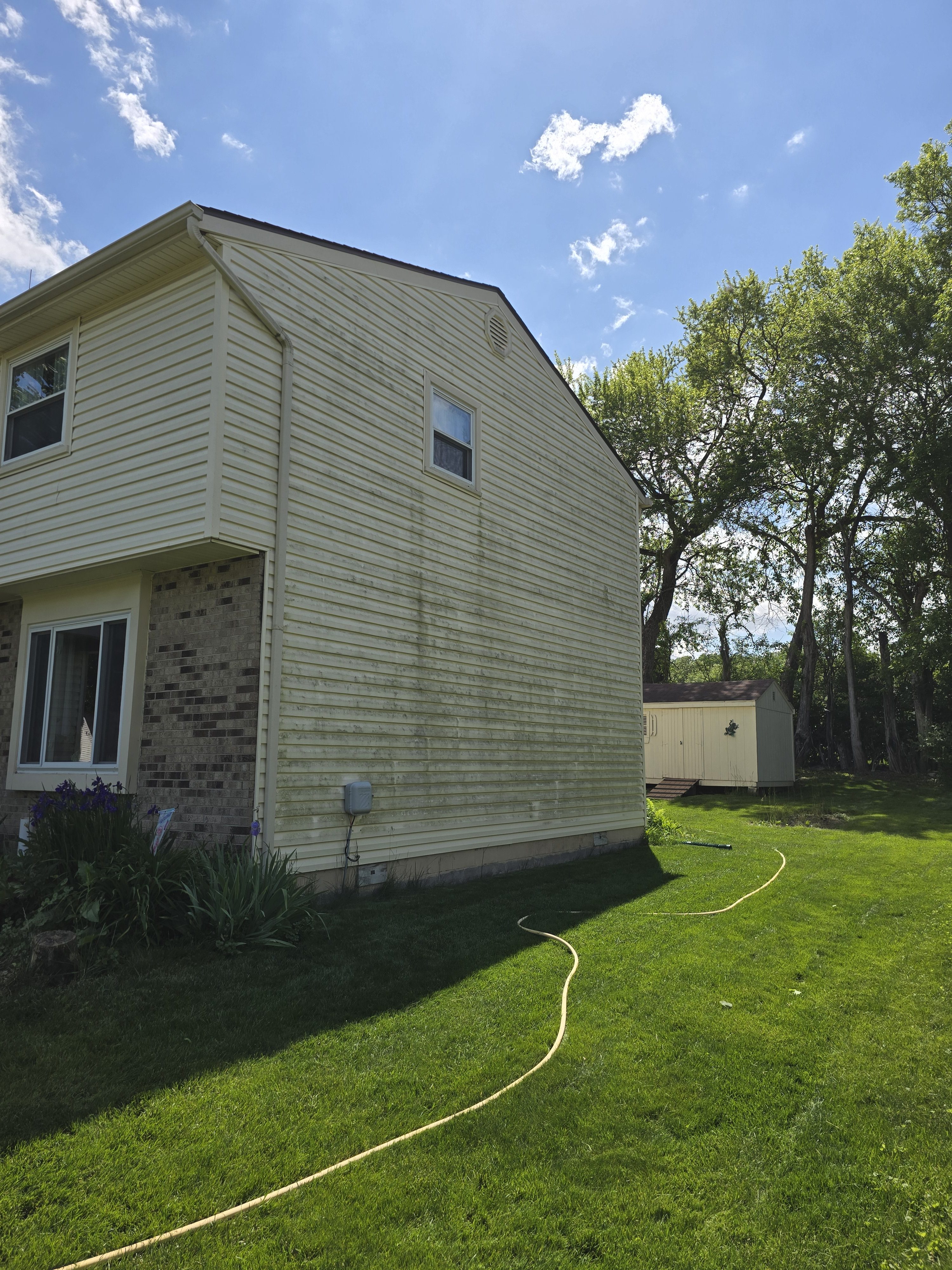 House before washing Dayton Ohio siding dirty